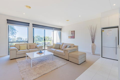 Stylish 3 Bedroom Townhouse - Free Parking - Accommodation NT 16
