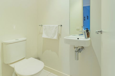 Stylish 3 Bedroom Townhouse - Free Parking - Accommodation NT 22
