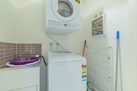 Stylish 3 Bedroom Townhouse - Free Parking - Accommodation NT 21