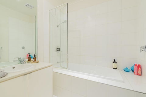 Stylish 3 Bedroom Townhouse - Free Parking - Accommodation NT 23