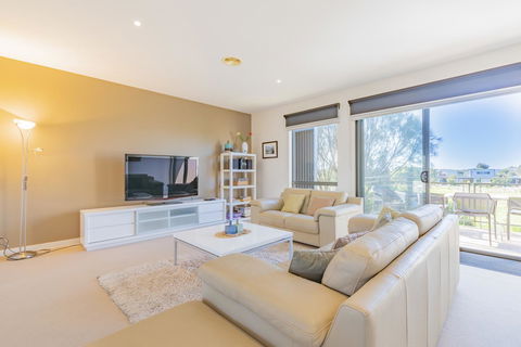 Stylish 3 Bedroom Townhouse - Free Parking - Accommodation NT 9