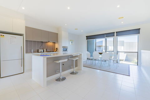 Stylish 3 Bedroom Townhouse - Free Parking - Accommodation NT 3