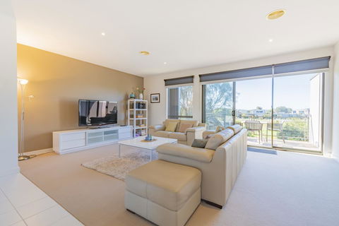 Stylish 3 Bedroom Townhouse - Free Parking - Accommodation NT 15