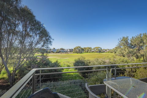 Stylish 3 Bedroom Townhouse - Free Parking - Accommodation NT 12