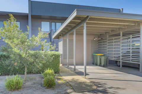 Stylish 3 Bedroom Townhouse - Free Parking - Accommodation NT 24
