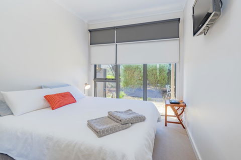 Stylish 3 Bedroom Townhouse - Free Parking - Accommodation NT 7