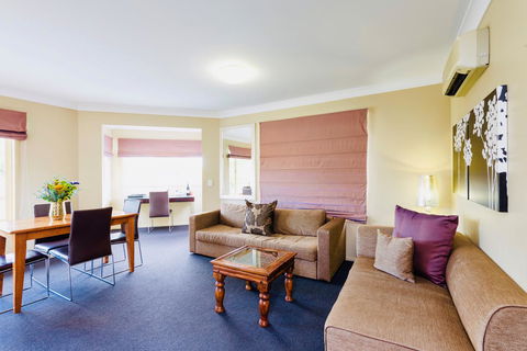 Ambassador On Ruthven - Accommodation NT 28