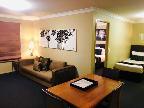 Ambassador On Ruthven - Accommodation NT 39