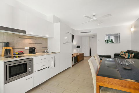 Palm Cove Beach Apartment - NT Tourism 7