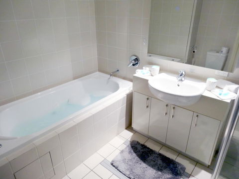 Waterfront Resort Villa With Buggy - Accommodation NT 10