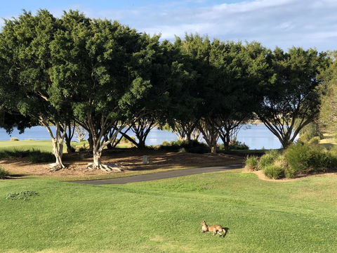 Waterfront Resort Villa With Buggy - Accommodation NT 21