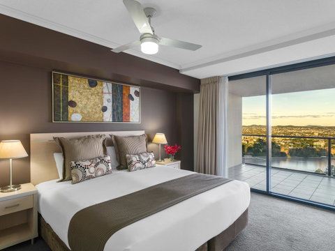 Oaks Brisbane River City Suites - Accommodation NT 1