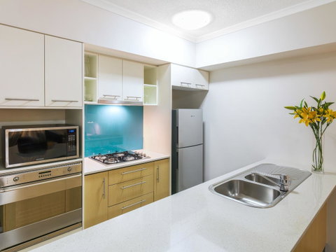 Oaks Brisbane River City Suites - Accommodation NT 9