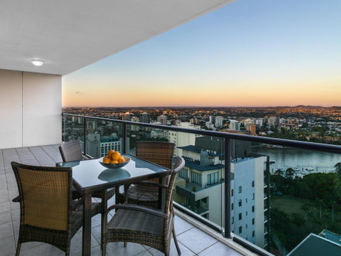Oaks Brisbane River City Suites - Accommodation NT 8