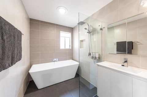 Waterfront Theme Park Getaway - Accommodation NT 11