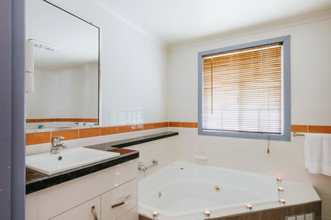 Apple Blossom Cottages - Accommodation NT 9