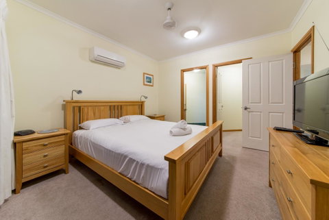 Paradise Penthouse At Waves - Airlie Beach - Accommodation NT 12