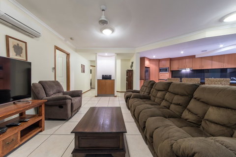 Paradise Penthouse At Waves - Airlie Beach - Accommodation NT 8