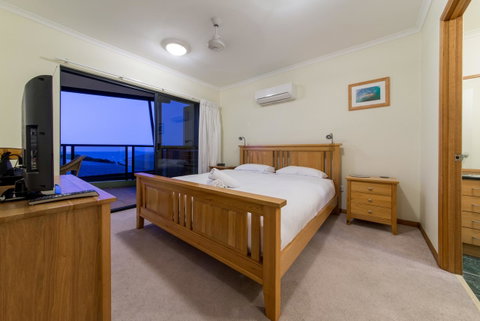 Paradise Penthouse At Waves - Airlie Beach - Accommodation NT 13