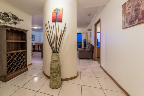 Paradise Penthouse At Waves - Airlie Beach - Accommodation NT 19