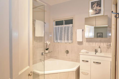 The Guesthouse Maleny - Accommodation NT 10