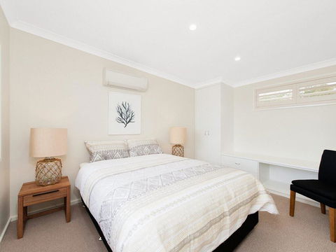 Whispering Sands', 10 Sandy Point Road - Luxury Waterfront Home With Aircon, WIFI & Foxtel - NT Tourism 3