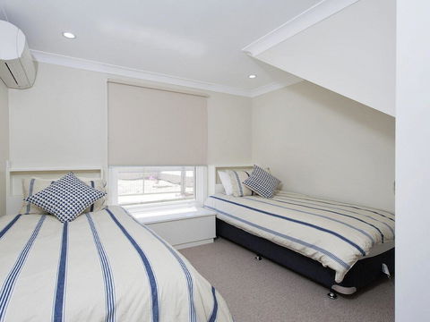 Whispering Sands', 10 Sandy Point Road - Luxury Waterfront Home With Aircon, WIFI & Foxtel - NT Tourism 2