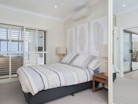 Whispering Sands', 10 Sandy Point Road - Luxury Waterfront Home With Aircon, WIFI & Foxtel - NT Tourism 1