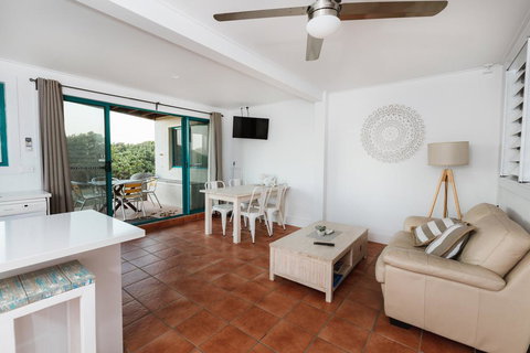 White Waves On The Beach - Accommodation NT 1