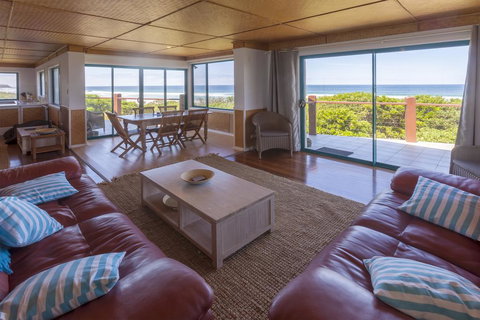 White Waves On The Beach - Accommodation NT 3