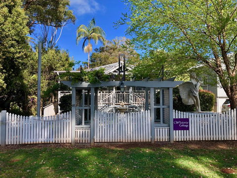 Wisteria Cottage 95 Main Western Road - NT Tourism 0
