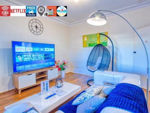 Wollongong Station Holiday House With Wi-Fi,75 Inch TV, Netflix,Parking,Beach - NT Tourism 0