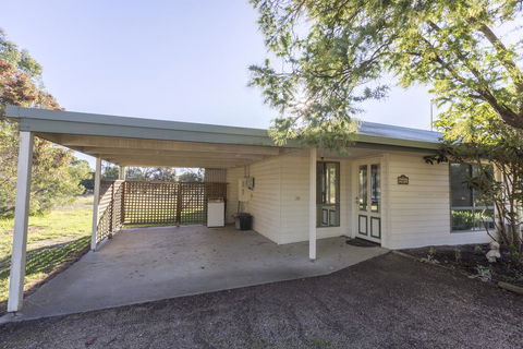 Woongara Cottage - Pet Friendly Country Retreat - Accommodation NT 3