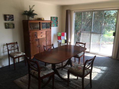 Yarram Cottage: Art And Accommodation - Accommodation NT 3