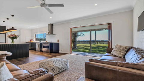 Your Luxury Escape - Paul's Farmhouse At Newrybar - NT Tourism 0