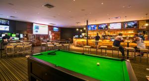 Nightcap At Kawana Waters Hotel - NT Tourism 5