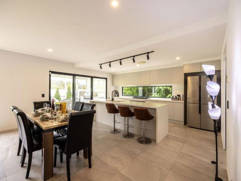 4BR Modern Home Near Parks And Dining With Outdoor Space - Accommodation NT 2