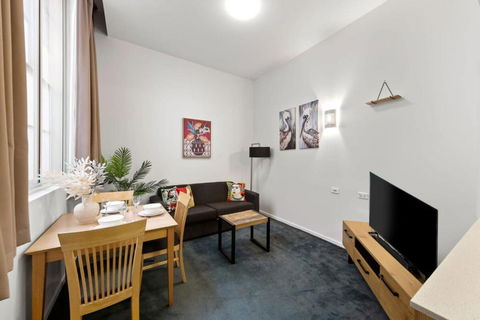 A Chic Apartment On Bourke St Near Chinatown - Accommodation NT 3
