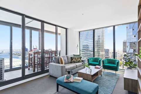 A Cozy 2BR Apt With Harbour Views And FREE Parking - Accommodation NT 1