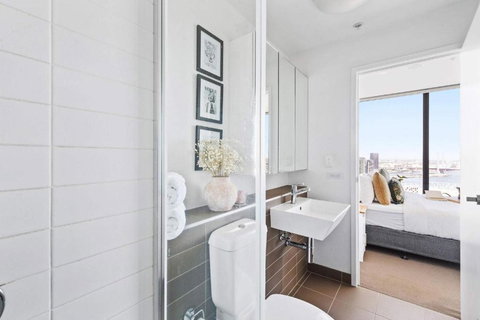 A Cozy 2BR Apt With Harbour Views And FREE Parking - Accommodation NT 4