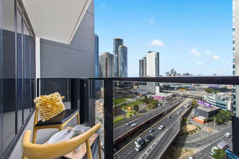 A Modern & Spacious 2BR Apt City Views Southbank - Accommodation NT 1