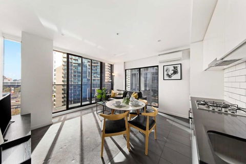A Modern & Spacious 2BR Apt City Views Southbank - Accommodation NT 2