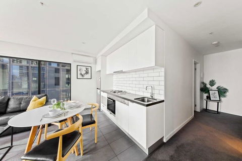 A Modern & Spacious 2BR Apt City Views Southbank - Accommodation NT 4