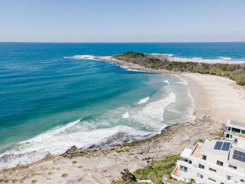 Absolute Oceanfront Yamba - Oceanstays - Accommodation NT 1
