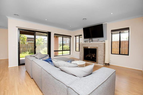Absolutely Stunning - Bayside Point Cook 5BR Home - Accommodation NT 1
