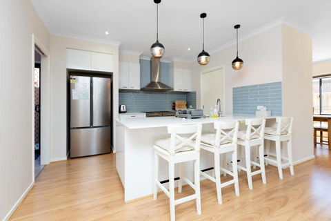 Absolutely Stunning - Bayside Point Cook 5BR Home - Accommodation NT 2