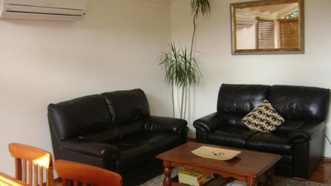 Accommodation Sydney North - Forestville 4 Bedroom 2 Bathroom Pet Friendly House - Accommodation NT 4
