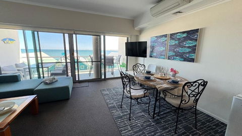 AN OCEAN,BEACHFRONT AND POOL VIEW Apartment 210 - Accommodation NT 4