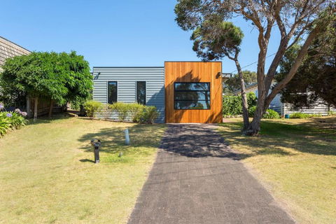At Agnes Ave: Coastal Views - Accommodation NT 1