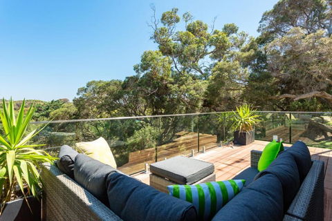 At Agnes Ave: Coastal Views - Accommodation NT 0